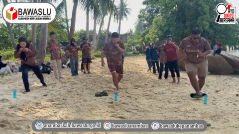 Semarakkan HUT RI ke-81, Bawaslu Anambas Gelar Family Gathering dan Lomba di Pantai