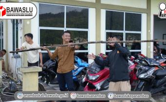 Jumpa Berlian, Bawaslu Anambas Laksanakan Gotong Royong Lingkungan Sekretariat