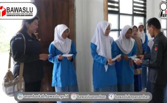 Kunjungi SMK N 4 Anambas, Bawaslu Anambas Kenalkan Website JDIH Bawaslu Kepada Pemilih Pemula
